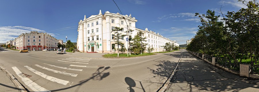 Перекресток у центральной аптеки